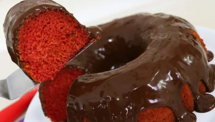 Bolo Red Velvet com Calda de Morango